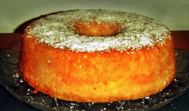 Bolo húmido de coco