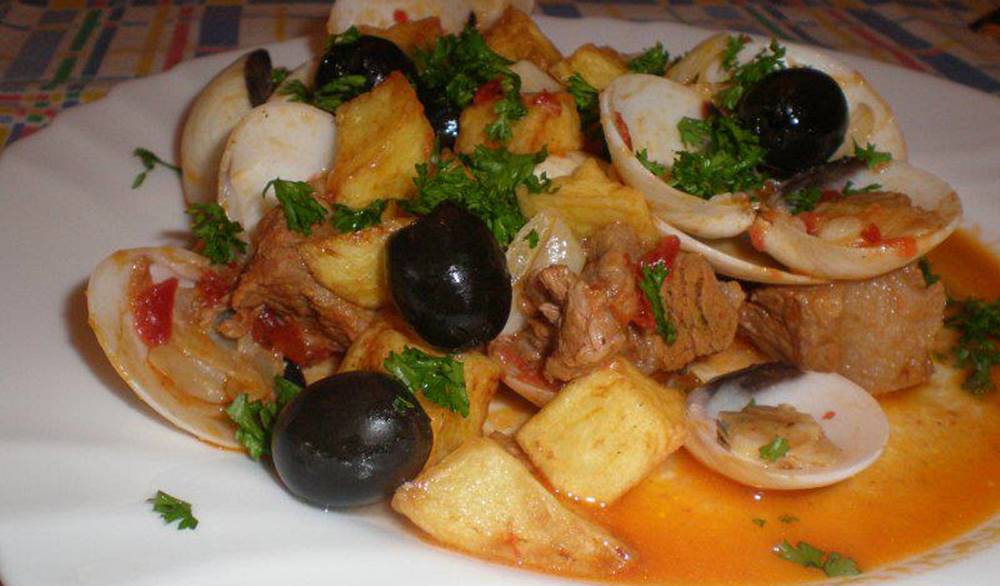 Carne de porco à alentejana