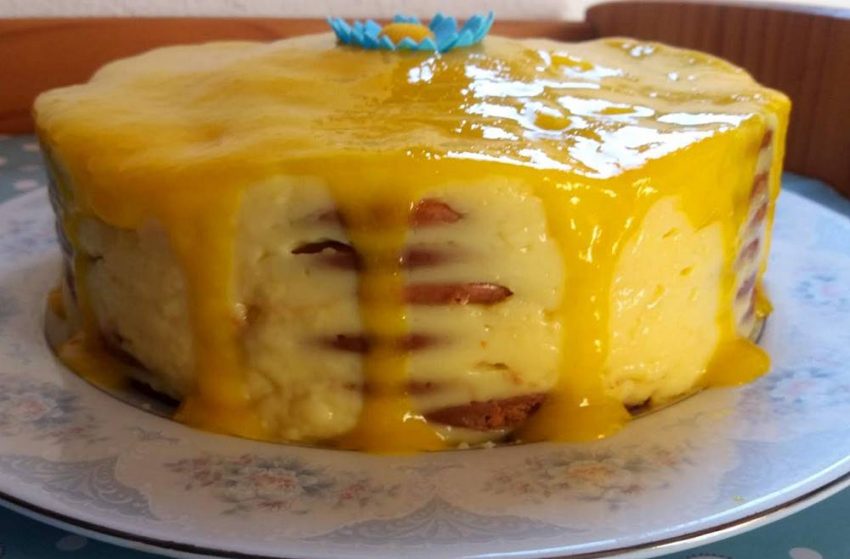 Bolo De Bolacha Com Creme De Pasteleiro E Cobertura De Doce